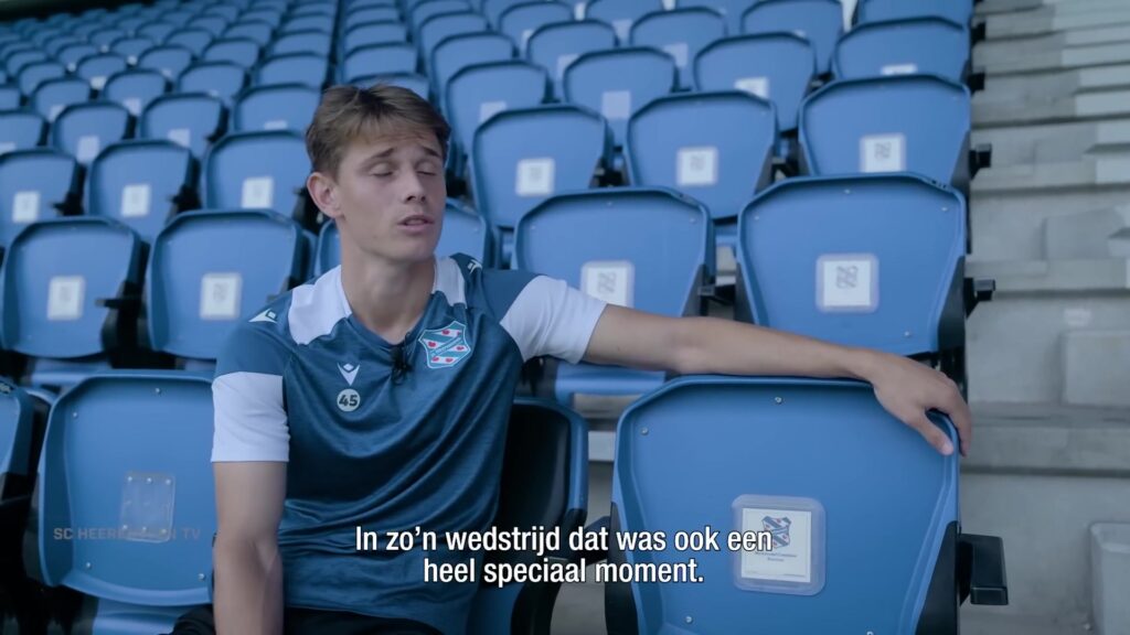 Oliver Braude tijdens een interview bij sc Heerenveen; archiefbeeld.