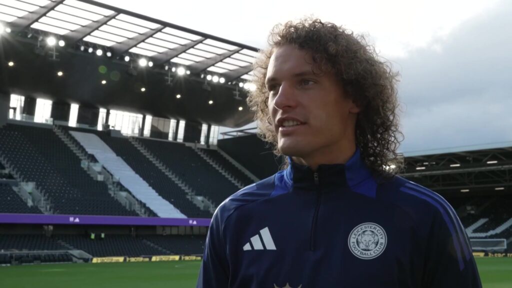 Wout Faes tijdens een eerder interview als speler van Leicester City; archiefbeeld.
