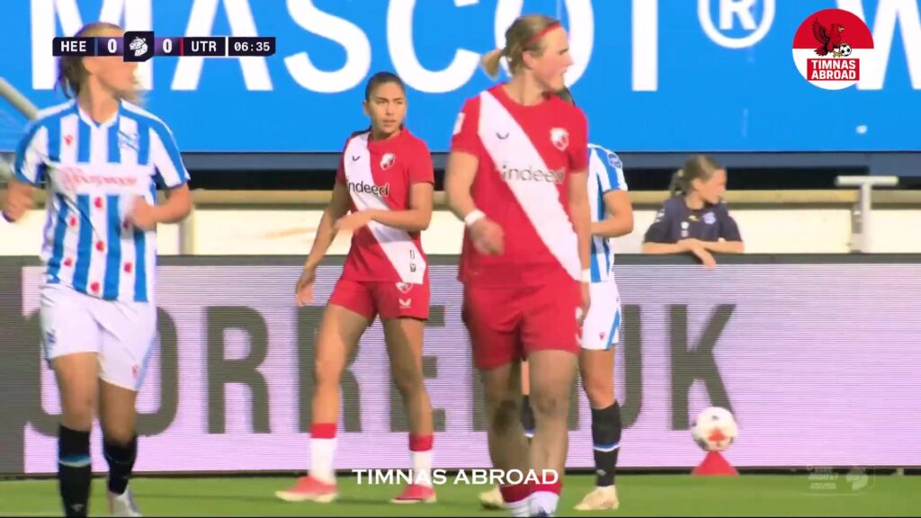 Speelsters van Heerenveen Vrouwen en FC Utrecht Vrouwen op het veld