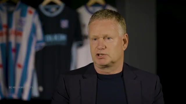 Johan Hansma tijdens een interview bij sc Heerenveen
