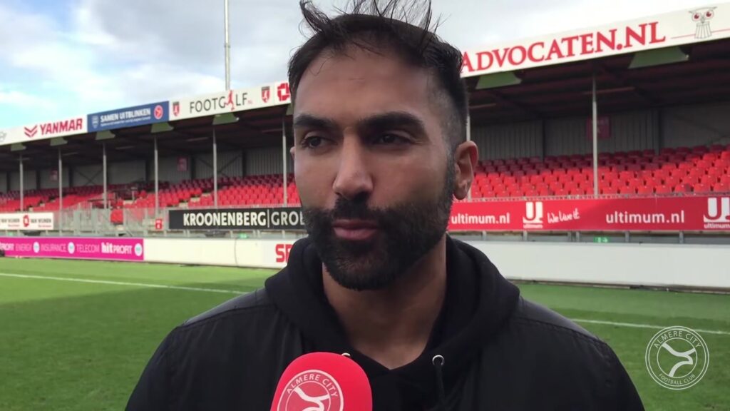 Agil Etemadi tijdens een eerder interview bij Almere City.