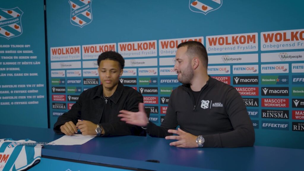 Nolhan Courtens bij zijn presentatie in Heerenveen