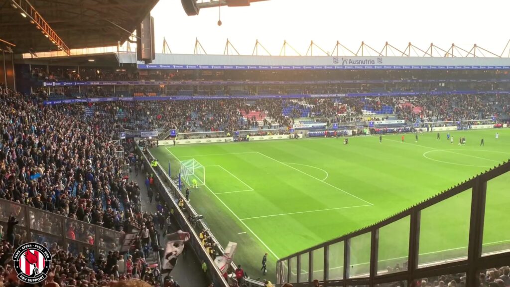 Overzicht van tribunes en veld in het Abe Lenstra stadion