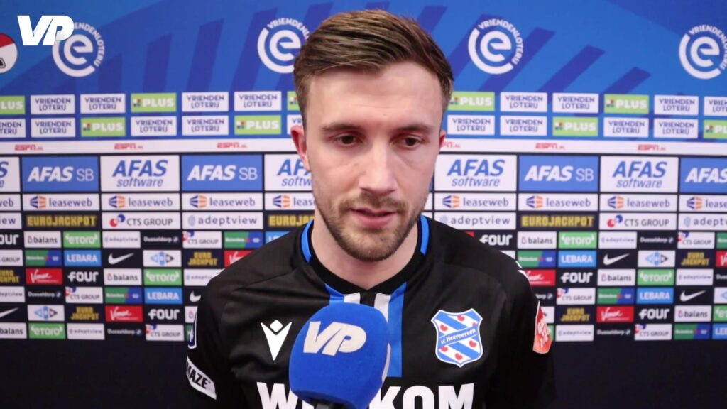 Dylan Vente tijdens een interview in Heerenveen-tenue